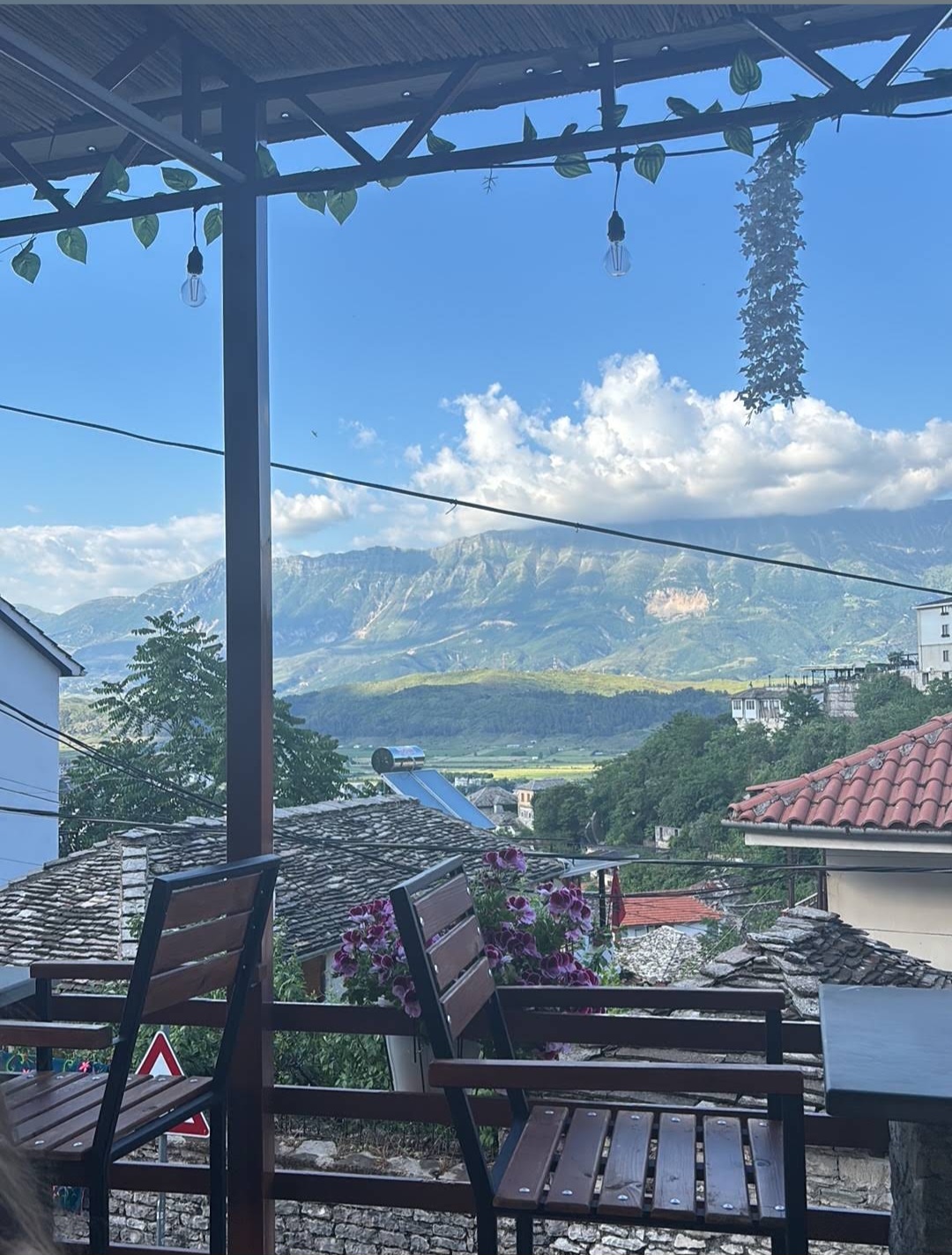 Pamja e maleve nga tarraca e restorantit