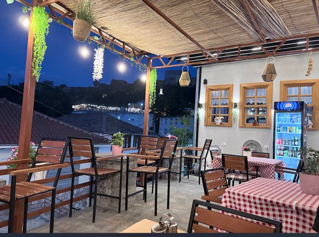 Veranda e restorantit në mbrëmje me drita